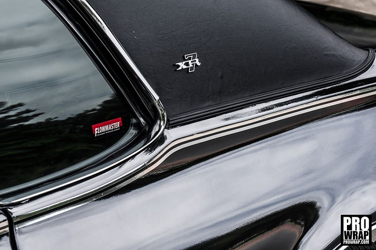 Chính màu đen này của xe giúp cho các chi tiết được mạ chrome sáng bóng nguyên bản trở nên nổi bật hơn như cặp gương chiếu hậu, ốp cản trước, cản sau, cặp ống xả đơn, các thanh đứng trên lưới tản nhiệt, và viền ở khắp xe,…