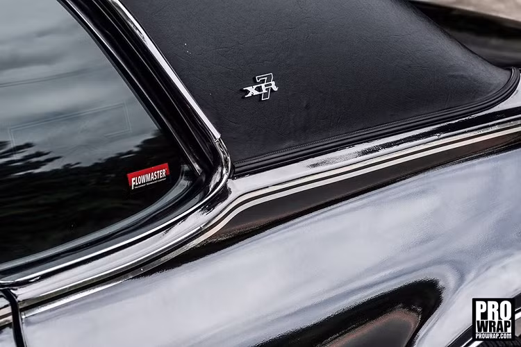 Chính màu đen này của xe giúp cho các chi tiết được mạ chrome sáng bóng nguyên bản trở nên nổi bật hơn như cặp gương chiếu hậu, ốp cản trước, cản sau, cặp ống xả đơn, các thanh đứng trên lưới tản nhiệt, và viền ở khắp xe,…