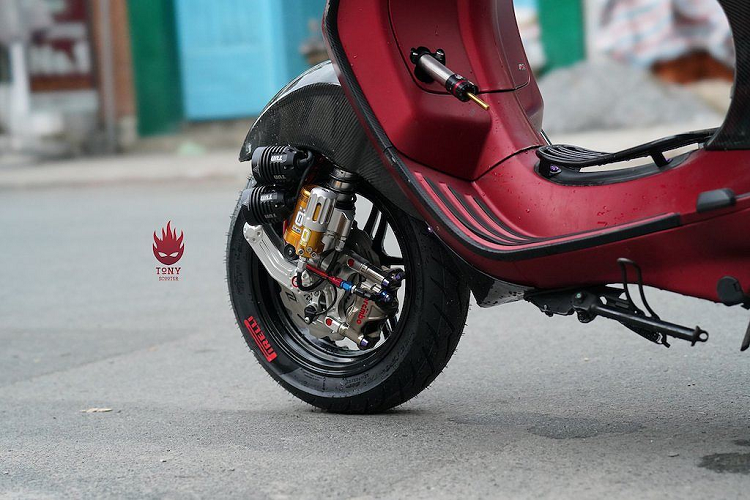 Trong khi đó, phần dè trước cùng đầu xe và toàn bộ phần hông - đuôi của Vespa Sprint nguyên bản cũng đã được chủ nhân đặt dán sợi carbon thật.