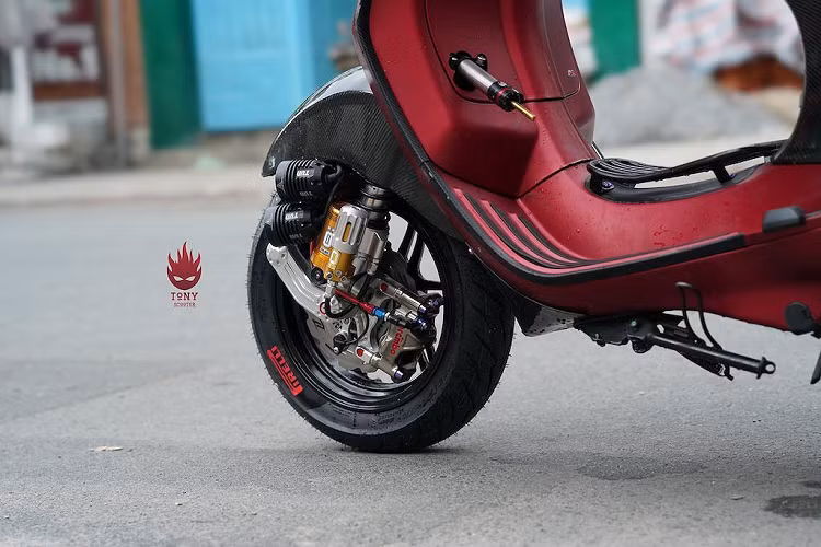 Trong khi đó, phần dè trước cùng đầu xe và toàn bộ phần hông - đuôi của Vespa Sprint nguyên bản cũng đã được chủ nhân đặt dán sợi carbon thật.