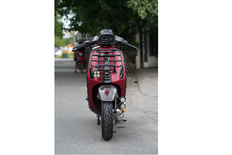 Trong khi đó, cùm phanh Brembo RCS17 ở bên phải của tay lái cũng được nối với heo Brembo Billet Nickel P2 34 ở phía sau, và hệ thống treo bánh sau cũng do Ohlins cung cấp. Ngoài hệ thống phanh phuộc của xe đua, một điểm đặc biệt không thể bỏ qua ở chiếc Vespa Sprint độ này đó là bộ mâm nhôm CNC 6 cánh kép W126B nhuộm đen của Marus, bọc xung quanh bởi những chiếc lốp Pirelli Diablo Scooter. Về cơ bản, loại lốp này chính là phiên bản thu nhỏ của lốp Diablo Rosso quen thuộc trên các dòng mô tô phân khối lớn.