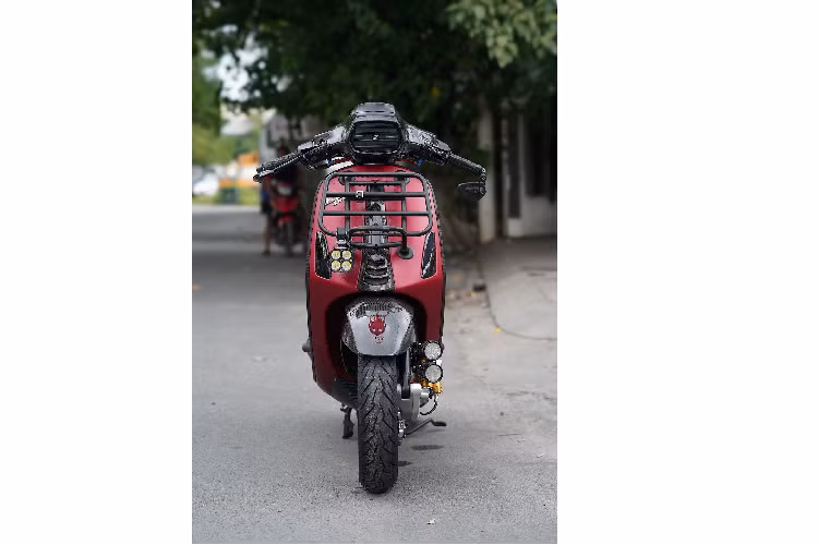 Trong khi đó, cùm phanh Brembo RCS17 ở bên phải của tay lái cũng được nối với heo Brembo Billet Nickel P2 34 ở phía sau, và hệ thống treo bánh sau cũng do Ohlins cung cấp. Ngoài hệ thống phanh phuộc của xe đua, một điểm đặc biệt không thể bỏ qua ở chiếc Vespa Sprint độ này đó là bộ mâm nhôm CNC 6 cánh kép W126B nhuộm đen của Marus, bọc xung quanh bởi những chiếc lốp Pirelli Diablo Scooter. Về cơ bản, loại lốp này chính là phiên bản thu nhỏ của lốp Diablo Rosso quen thuộc trên các dòng mô tô phân khối lớn.