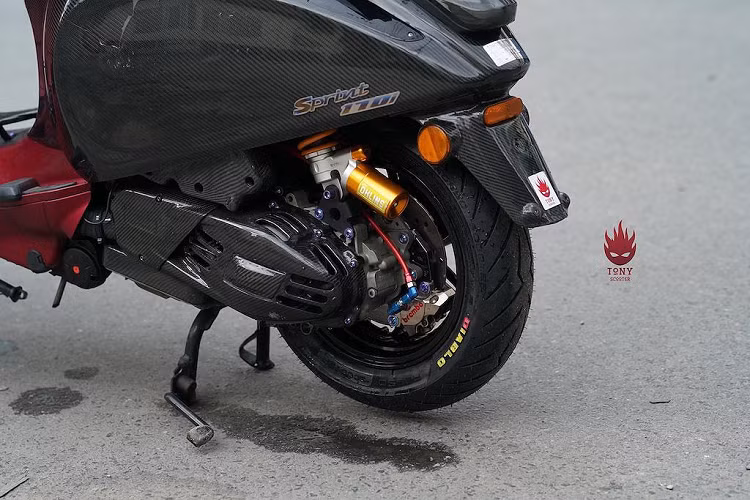 Sau thân xe, điểm nhấn độc đáo thứ 2 của bản độ Sprint này đó là phần đầu với tay lái gập cụp xuống lấy cảm hứng từ những chiếc xe đua Vespa, nhằm giúp "tay nài" có tư thế ngồi núp gió ít cản không khí hơn. Ở phía trên tay lái cũng là hàng loạt các phụ tùng chuyên dụng. Bảng đồng hồ nguyên bản của Vespa Sprint đã được thay bằng đồng hồ điện tử đa năng của S.I.P, ngoài ra một đồng hồ Koso Mini 3 nhỏ gọn còn được gắn thêm ở trên mào chắn gió.