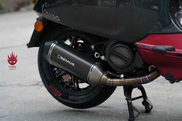 Cùm trái của tay lái còn có sự xuất hiện của cần bảo vệ tay phanh Lightech, cùm ga cuốn Active và cùm phanh Brembo RCS19. Cùm phanh này dẫn dầu xuống hệ thống phanh của xe đua phân khối lớn Brembo GP4RX, hãm đĩa phanh Zelioni. Không chỉ có hệ thống phanh, khu vực "dàn chân" trước còn được độ lại để trở nên ổn định hơn nhờ trợ lực Matris và phuộc Ohlins. Bộ ốp "giò gà" bằng nhôm của Marus tạo thêm điểm nhấn cho khu vực phía trước xe.