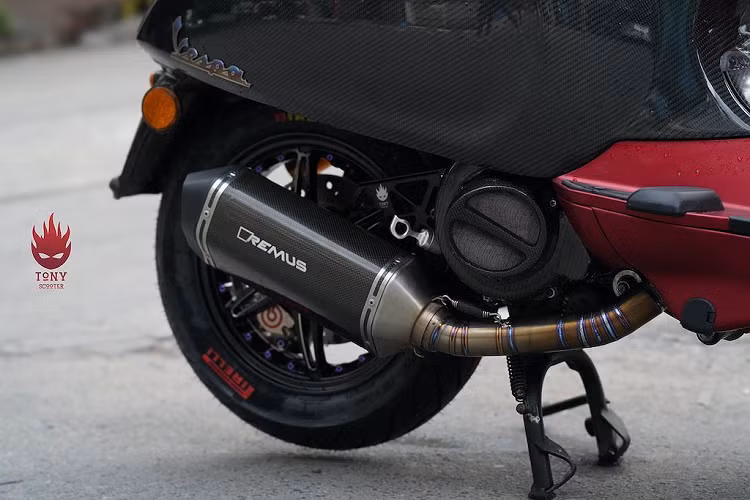 Cùm trái của tay lái còn có sự xuất hiện của cần bảo vệ tay phanh Lightech, cùm ga cuốn Active và cùm phanh Brembo RCS19. Cùm phanh này dẫn dầu xuống hệ thống phanh của xe đua phân khối lớn Brembo GP4RX, hãm đĩa phanh Zelioni. Không chỉ có hệ thống phanh, khu vực "dàn chân" trước còn được độ lại để trở nên ổn định hơn nhờ trợ lực Matris và phuộc Ohlins. Bộ ốp "giò gà" bằng nhôm của Marus tạo thêm điểm nhấn cho khu vực phía trước xe.