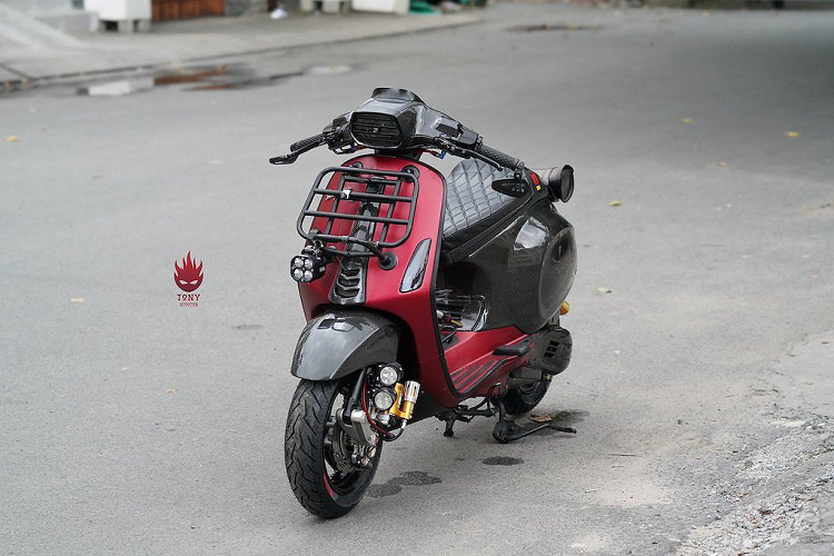 Với ngoại hình như xe đua, động cơ của chiếc xe Vespa Sprint độ này cũng đã được chủ xe để ý. Ngoài hệ thống xả mới với lon Remus cổ titan, cỗ máy 3 van xi-lanh đơn iGet của xe đã được nâng dung tích từ 125 lên 170cc, giúp công suất xe tăng lên. Tuy nhiên do vẫn được chủ xe sử dụng hàng ngày, bản độ cũng có hàng loạt các chi tiết tiện ích như túi đựng đồ nhỏ phía sau, baga ở phía trước cùng một số bộ đèn LED trợ sáng.