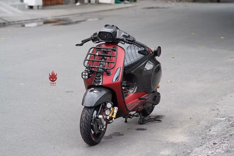 Với ngoại hình như xe đua, động cơ của chiếc xe Vespa Sprint độ này cũng đã được chủ xe để ý. Ngoài hệ thống xả mới với lon Remus cổ titan, cỗ máy 3 van xi-lanh đơn iGet của xe đã được nâng dung tích từ 125 lên 170cc, giúp công suất xe tăng lên. Tuy nhiên do vẫn được chủ xe sử dụng hàng ngày, bản độ cũng có hàng loạt các chi tiết tiện ích như túi đựng đồ nhỏ phía sau, baga ở phía trước cùng một số bộ đèn LED trợ sáng.