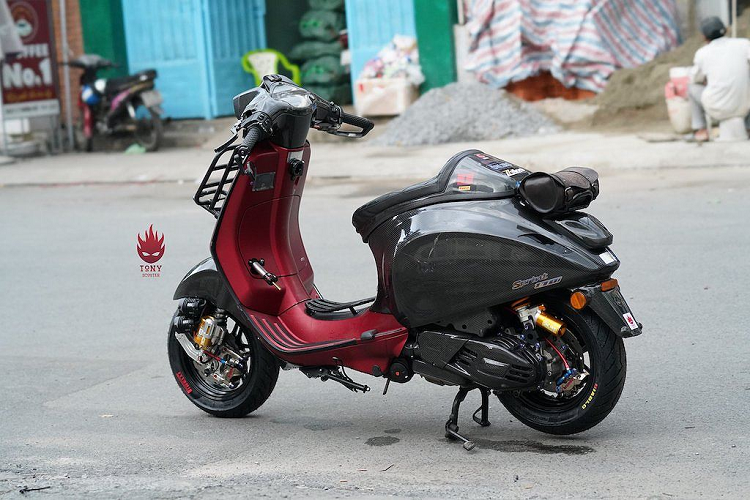 Tuy nhiên ở quê nhà Ý và châu Âu, xe ga Vespa Sprint còn được sử dụng vào các giải đua xe tay ga chuyên nghiệp. Ngay cả trong khu vực Đông Nam Á, chúng cũng thường xuyên được dân chơi nước bạn Thái Lan hay Indonesia đem ra đua drag hoặc đua theo vòng.