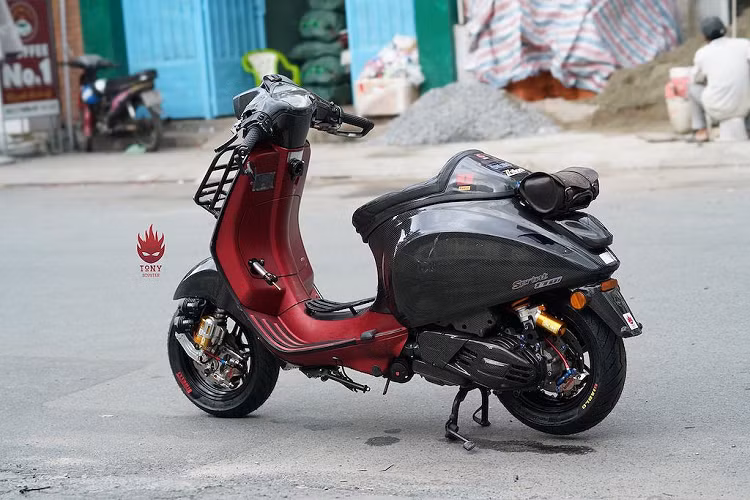 Tuy nhiên ở quê nhà Ý và châu Âu, xe ga Vespa Sprint còn được sử dụng vào các giải đua xe tay ga chuyên nghiệp. Ngay cả trong khu vực Đông Nam Á, chúng cũng thường xuyên được dân chơi nước bạn Thái Lan hay Indonesia đem ra đua drag hoặc đua theo vòng.