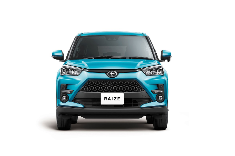 Tuy dùng chung cơ sở gầm bệ và có cùng kích thước nhưng Toyota Raize 2020 vẫn giúp người dùng có thể phân biệt được ngay với Daihatsu Rocky. Theo đó, Raize 2020 được trang bị đầu xe chịu ảnh hưởng từ phong cách của đàn anh Toyota RAV4, đặc biệt là phần lưới tản nhiệt hình thang cỡ lớn, nằm dưới logo nhà sản xuất. Điều này khiến Toyota Raize 2020 trông như phiên bản thu nhỏ của mẫu crossover cỡ C bán rất chạy RAV4.