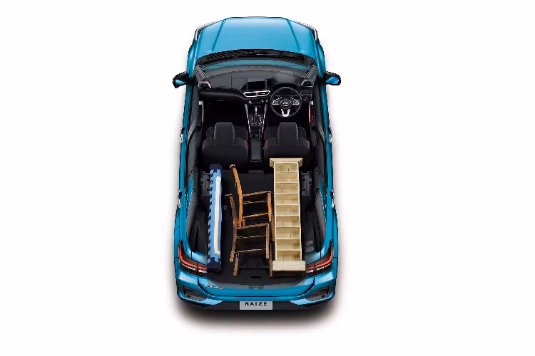 Do đó, mẫu xe SUV Toyota Raize 2020 sở hữu kích thước giống hệt Daihatsu Rocky. Cụ thể mẫu SUV cỡ B này có chiều dài 3.995 mm, rộng 1.620 mm, cao 1.695 mm và chiều dài cơ sở 2.525 mm.