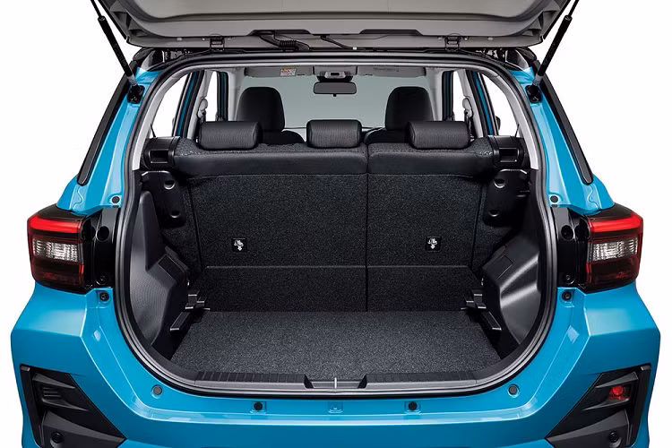 Đằng sau hàng ghế thứ hai của Toyota Raize 2020 là cốp có thể tích 369 lít.