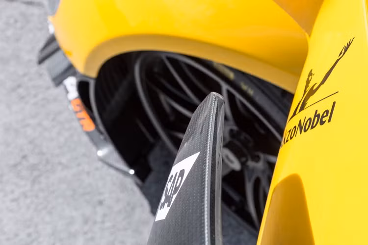 Trên phiên bản đặc biệt này, Mclaren đã tháo bỏ gần như tất cả những bộ phận che ở phía đuôi xe, để lộ ra hệ thống ống xả cỡ lớn cùng hộp số của xe phía dưới. Hãng cũng them vào một số chi tiết khác như líp trước kéo dài, cánh gió lớn phía sau cùng cặp gương chiếu hậu được thiết kế lại.