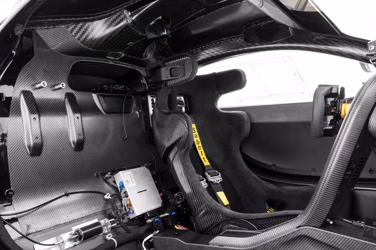 Xe sử dụng phần khung khoang lái carbon monocoque nguyên khối, được giữ nguyên trạng thái và không ốp hoặc bọc da để che phủ giống trên phiên bản thương mại P1. Ghế đua bằng sợi carbon với bệ đỡ đầu được trang bị kèm đai an toàn đa điểm đến từ Sabelt. Vô-lăng dạng đua được tích hợp nhiều nút chức năng, được làm bằng sợi carbon và bọc da Alcantara.