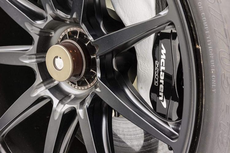 Bên cạnh màu sơn vàng (Volcano Yellow), xe còn được tạo nét tương phản với nhiều chi tiết được giữ nguyên màu sắc đen bóng của sợi carbon như cánh gió, khuếch tán, ốp nắp động cơ, mui xe và một số chi tiết khí động học khác.