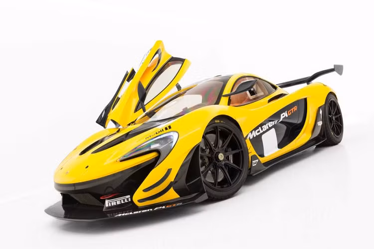  Siêu xe Mclaren P1 GTR là một trong số ít những chiếc hypercar được nhà độ Lanzante, Anh Quốc nâng cấp để có khả năng di chuyển hợp pháp trên đường phố công cộng.