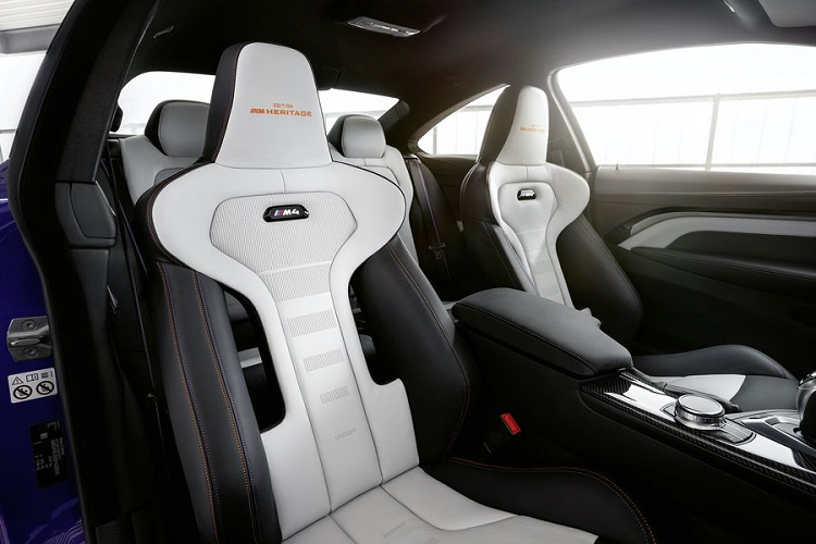 Phiên bản Edition 1 sẽ sở hữu thân xe màu xanh dương Laguna Seca Blue đi kèm nội thất bọc da màu Silverstone/Black Merino với những đường chỉ khâu tương phản màu xanh ngọc. Trong khi Edition 2 có màu Velvet Blue Metallic ở bên ngoài, nội thất vẫn là da Silverstone/Black Merino nhưng kết hợp chỉ khâu Velvet Blue/Orange.