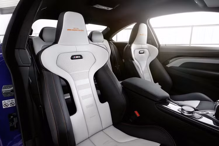 Phiên bản Edition 1 sẽ sở hữu thân xe màu xanh dương Laguna Seca Blue đi kèm nội thất bọc da màu Silverstone/Black Merino với những đường chỉ khâu tương phản màu xanh ngọc. Trong khi Edition 2 có màu Velvet Blue Metallic ở bên ngoài, nội thất vẫn là da Silverstone/Black Merino nhưng kết hợp chỉ khâu Velvet Blue/Orange.