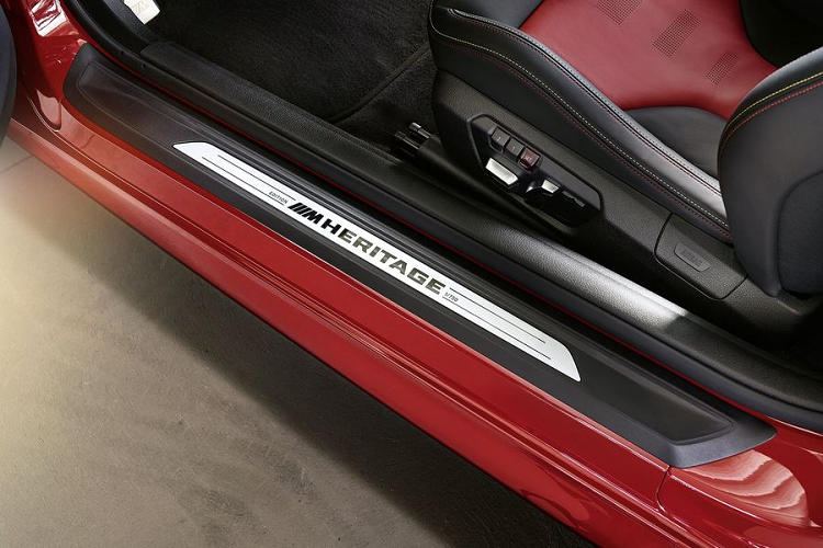Các điểm nổi bật khác của xe hiệu suất cao BMW M4 Edition M Heritage là bộ la-zăng hợp kim nhẹ 20 inch sơn màu xám Orbit Grey, tựa đầu ghế ngồi thêu "Edition M Heritage" và các bệ cửa có thêm mảng kim loại khắc số thứ tự sản xuất của những chiếc xe (X/750).