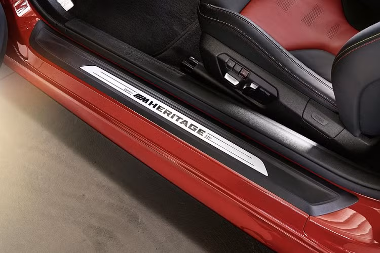 Các điểm nổi bật khác của xe hiệu suất cao BMW M4 Edition M Heritage là bộ la-zăng hợp kim nhẹ 20 inch sơn màu xám Orbit Grey, tựa đầu ghế ngồi thêu "Edition M Heritage" và các bệ cửa có thêm mảng kim loại khắc số thứ tự sản xuất của những chiếc xe (X/750).