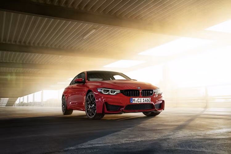 Cuối cùng, được hoàn thiện trong màu đỏ bắt mắt Imola Red II, Edition 3 tự hào với khoang cabin màu Red/Black Merino, cùng chỉ khâu màu Red/Yellow. Dù sở hữu màu sơn nào, BMW M4 Edition M Heritage đều được cung cấp khá nhiều tính năng tiêu chuẩn đáng chú ý, bao gồm cả sạc điện thoại không dây.