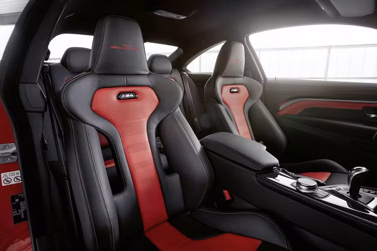 Về truyền động, giống như M4 thông thường, BMW M4 2020 mới sẽ vẫn sử dụng động cơ tăng áp kép 3.0 lít 6 xi-lanh thẳng hàng, cho công suất 444 mã lực và mô-men xoắn cực đại 550Nm. Tạm thời, BMW chưa tiết lộ rằng xe sẽ được đi kèm với hộp số sàn 6 cấp hay ly hợp kép 7 cấp.