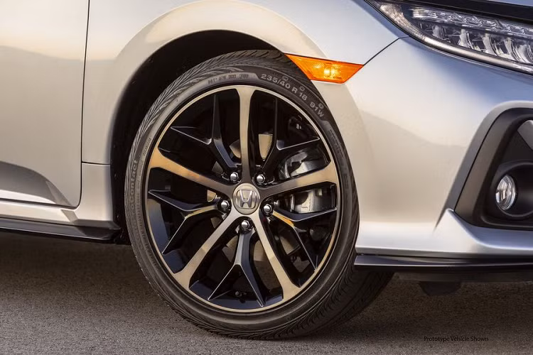 Tất cả Civic hatchback 2020 đều được trang bị bánh xe thiết kế mới hoàn thiện trong màu sơn xám hoặc đen, riêng bản Sport Touring cao cấp nhất sẽ được đi kèm với đèn pha LED cải tiến có chùm chiếu sáng rộng hơn và xa hơn.
