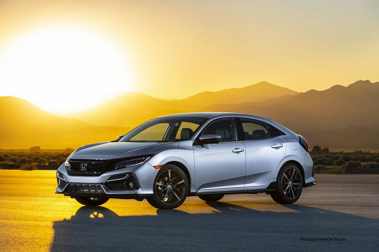 Ở phía sau, bộ cản va đã được sửa đổi tương tự như cản trước, đem đến cho chiếc xe diện mạo thể thao hơn.