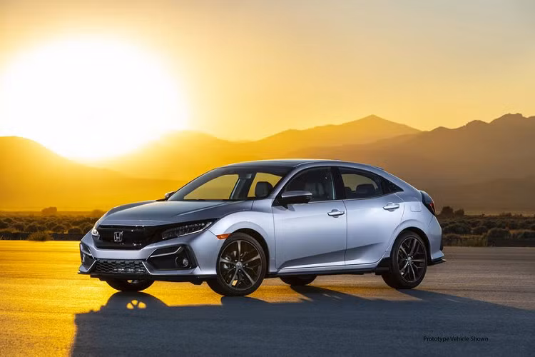 Ở phía sau, bộ cản va đã được sửa đổi tương tự như cản trước, đem đến cho chiếc xe diện mạo thể thao hơn.