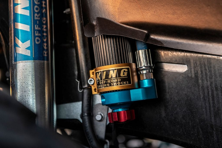 Ngoài ra, Hennessey cũng trang bị hệ thống truyền lực hạng nặng và trục Dana 60 với tỷ số truyền 4,88 trên Maximus. Tiếp tới, Maximus còn nổi bật với loạt trang bị như cản xe tuỳ chỉnh, đèn phụ LED, bảng điều khiển cùng công nghệ kết nối với Google, ghế bọc da và mỗi chiếc xe đều được đánh số sản xuất riêng.