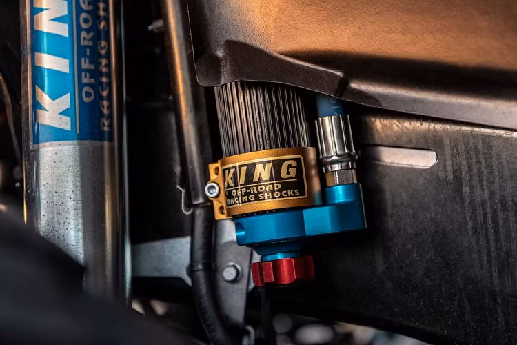 Ngoài ra, Hennessey cũng trang bị hệ thống truyền lực hạng nặng và trục Dana 60 với tỷ số truyền 4,88 trên Maximus. Tiếp tới, Maximus còn nổi bật với loạt trang bị như cản xe tuỳ chỉnh, đèn phụ LED, bảng điều khiển cùng công nghệ kết nối với Google, ghế bọc da và mỗi chiếc xe đều được đánh số sản xuất riêng.