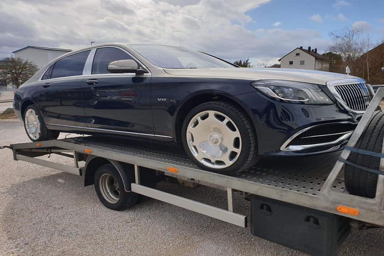 Mới đây, một đơn vị chuyên nhập khẩu xe sang, siêu xe tại Việt Nam vừa cho biết đơn vị này đang tiến hành những thủ tục cuối cùng để đưa về nước chiếc xe siêu sang Mercedes-Maybach S650 2019 với ngoại thất 2 màu sơn tương phản vô cùng nổi bật. Như vậy, đây cũng sẽ là mẫu Mercedes-Maybach S650 2019 đầu tiên tại Việt Nam sở hữu ngoại thất 2 màu sơn độc đáo và cá tính này.