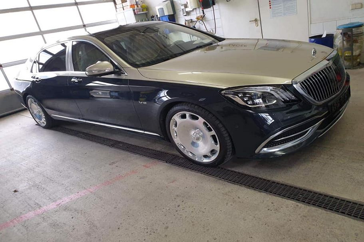 Hiện nay, số lượng phiên bản Mercedes-Maybach S650 đời 2019 có mặt trong nước khoảng 2 - 3 chiếc và đều thuộc diện nhập khẩu chính hãng với trang bị full-option. Chiếc Mercedes-Maybach S650 2019 với 2 màu sơn ngoại thất tương phản này chính là câu trả lời cho những khách hàng khó tính, muốn tạo dấu ấn riêng cho bản thân. Ngoài việc sở hữu hai tông màu này, nó còn được trang bị gói tuỳ chọn full-option.