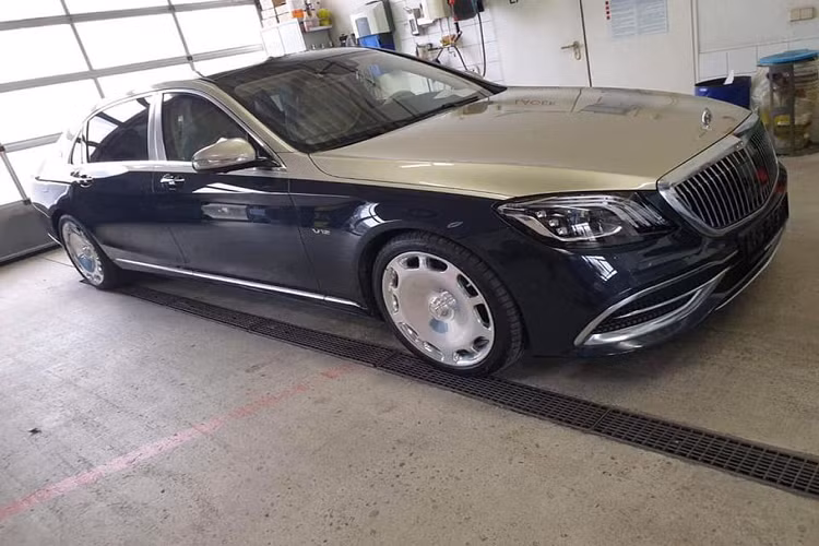 Hiện nay, số lượng phiên bản Mercedes-Maybach S650 đời 2019 có mặt trong nước khoảng 2 - 3 chiếc và đều thuộc diện nhập khẩu chính hãng với trang bị full-option. Chiếc Mercedes-Maybach S650 2019 với 2 màu sơn ngoại thất tương phản này chính là câu trả lời cho những khách hàng khó tính, muốn tạo dấu ấn riêng cho bản thân. Ngoài việc sở hữu hai tông màu này, nó còn được trang bị gói tuỳ chọn full-option.