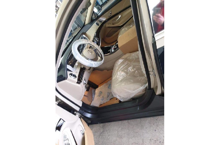 S650 2019 ngay lập tức có thể trở thành một văn phòng di động với các bàn gập cho người ngồi sau, hoặc là nơi hưởng thụ với tủ lạnh mini, bộ ly sâm banh bằng bạc sang chảnh, bộ trang bị First-Class phía sau với các ghế ngồi riêng biệt và cụm điều khiển trung tâm Business hiện đại.