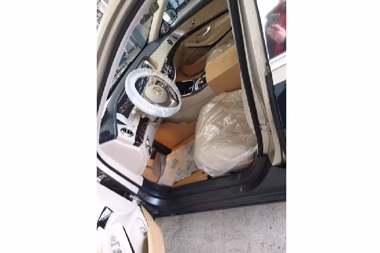 S650 2019 ngay lập tức có thể trở thành một văn phòng di động với các bàn gập cho người ngồi sau, hoặc là nơi hưởng thụ với tủ lạnh mini, bộ ly sâm banh bằng bạc sang chảnh, bộ trang bị First-Class phía sau với các ghế ngồi riêng biệt và cụm điều khiển trung tâm Business hiện đại.