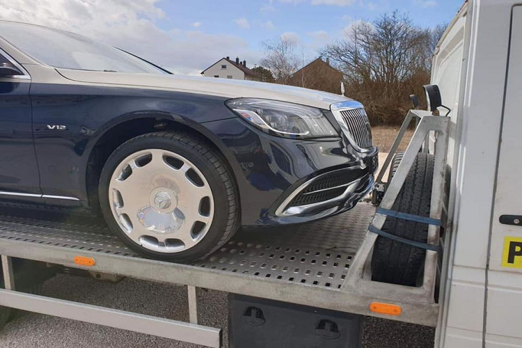 Hãng xe sang Mercedes-Benz trang bị trên mẫu S650 Maybach 2019 công nghệ đèn chiếu sáng Multibeams-LED đa chùm tiên tiến với 84 bóng LED tích hợp hệ thống chiếu sáng thích ứng thông minh, cùng đèn ban ngày LED kiểu ba vạch quen thuộc và đèn phanh chủ động.