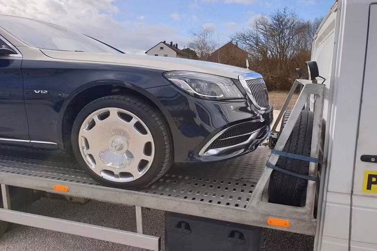Hãng xe sang Mercedes-Benz trang bị trên mẫu S650 Maybach 2019 công nghệ đèn chiếu sáng Multibeams-LED đa chùm tiên tiến với 84 bóng LED tích hợp hệ thống chiếu sáng thích ứng thông minh, cùng đèn ban ngày LED kiểu ba vạch quen thuộc và đèn phanh chủ động.