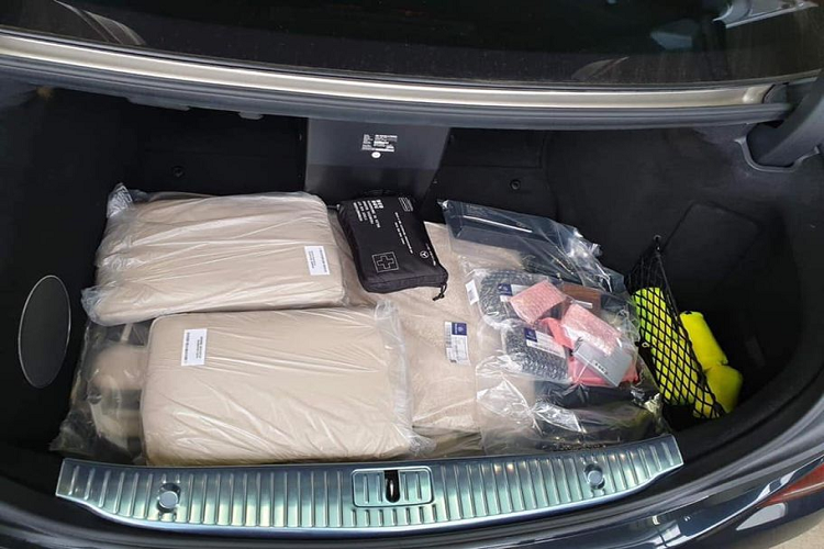 Giá xe Mercedes-Maybach S650 2019 tại Việt Nam hiện bán ra chính hãng là 14,9 tỷ đồng, nếu ra biển trắng lăn bánh trên đường phố ước tính chủ nhân phải bỏ ra số tiền không dưới 16,5 tỷ đồng. Hiện phiên bản màu độc được phân phối tư nhân này vẫn chưa công bố giá, nhưng chắc chắn nó được đặt hàng về.