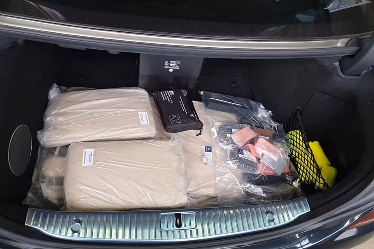 Giá xe Mercedes-Maybach S650 2019 tại Việt Nam hiện bán ra chính hãng là 14,9 tỷ đồng, nếu ra biển trắng lăn bánh trên đường phố ước tính chủ nhân phải bỏ ra số tiền không dưới 16,5 tỷ đồng. Hiện phiên bản màu độc được phân phối tư nhân này vẫn chưa công bố giá, nhưng chắc chắn nó được đặt hàng về.