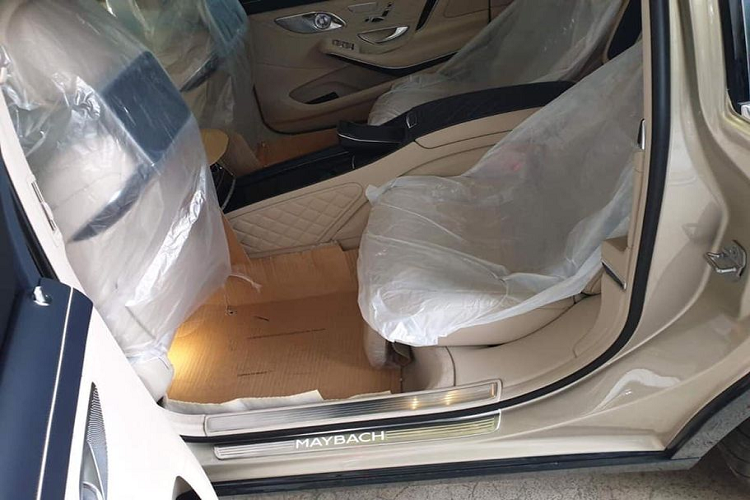 Không gian nội thất, Mercedes-Maybach S650 2019 cũng không có sự thay đổi nào. Sang trọng, đẳng cấp và quý tộc vẫn là những mỹ từ khi nói về khoang cabin này. Vật liệu được sử dụng trong khoang lái của xe đều thuộc dạng đắt tiền nhất, từ da thượng hạng cho tới ốp gỗ cao cấp, hay các chi tiết trang trí bằng kim loại đi kèm hệ thống đèn nền nội thất 64 màu để lựa chọn và được chia theo 10 sắc thái, tâm trạng khác nhau.