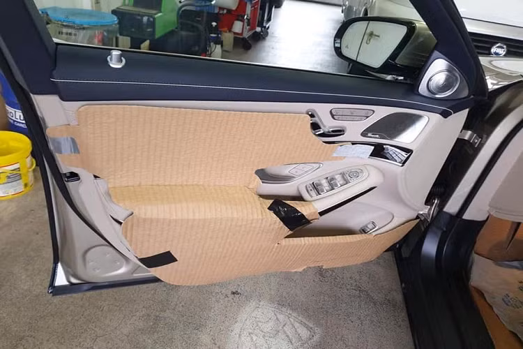 Hệ thống giải trí trên Mercedes-Maybach S650 2019 vẫn tương thích với hệ thống Apple PlayCar, Android Auto và đi kèm dàn âm thanh Burmester High-end 3D 26 loa, công suất 1.590 Watt tạo ra "rạp hát" hoàn hảo cho chiếc xe siêu sang đỉnh cao này.