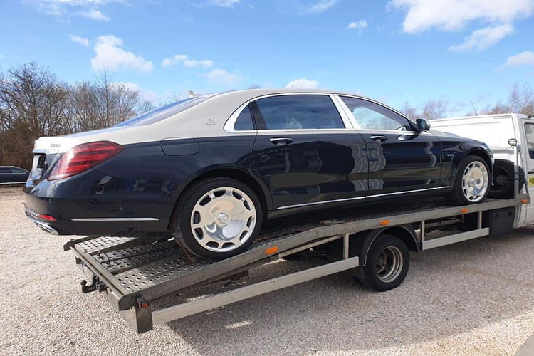 Ngoài sự khác biệt về màu sơn ngoại thất, chiếc Mercedes-Maybach S650 2019 nhập khẩu tư nhân này không có sự khác biệt nào về thiết kế cũng như các trang bị đi kèm so với phiên bản nhập khẩu chính hãng đang có mặt tại Việt Nam.