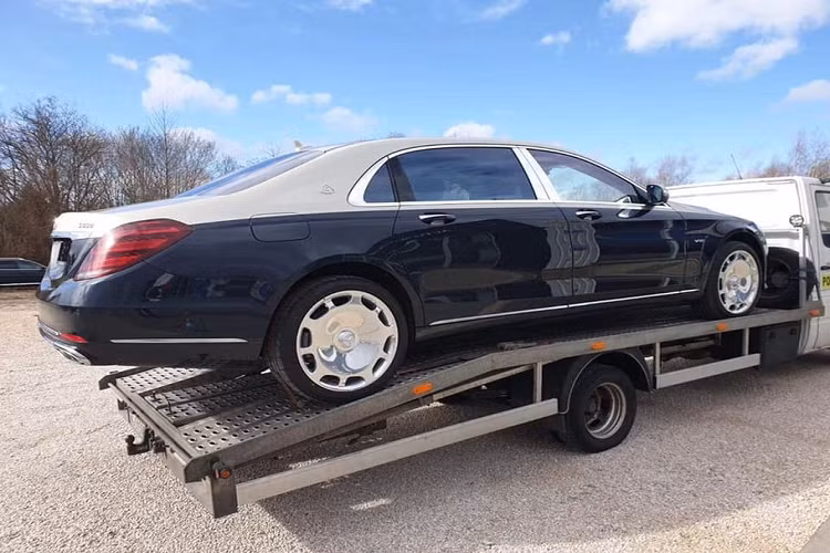 Ngoài sự khác biệt về màu sơn ngoại thất, chiếc Mercedes-Maybach S650 2019 nhập khẩu tư nhân này không có sự khác biệt nào về thiết kế cũng như các trang bị đi kèm so với phiên bản nhập khẩu chính hãng đang có mặt tại Việt Nam.