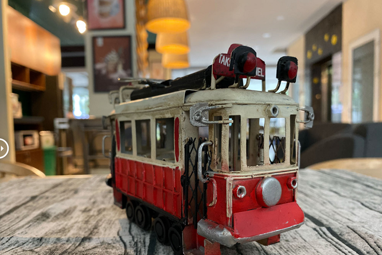 Ảnh chụp từ iPhone 11 Pro Max (phải) cho chi tiết, màu sắc, khử nhiễu hạt tốt hơn iPhone 3GS rất đáng kể.