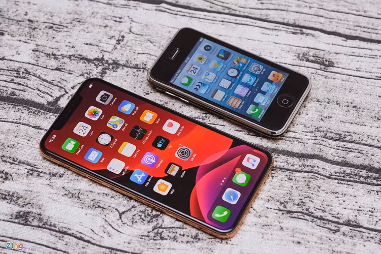 Icon trên iOS 6.1.3 của iPhone 3GS được làm dạng 3D Crystal. Nó bóng bẩy, nổi khối và đậm chất Apple hơn. Ngày nay, với iOS 13 trên iPhone 11 Pro Max, thiết kế icon đã được làm phẳng, màu sắc rực rỡ hơn. Nhưng nó khiến người dùng khó phân biệt với các hãng điện thoại Android. 