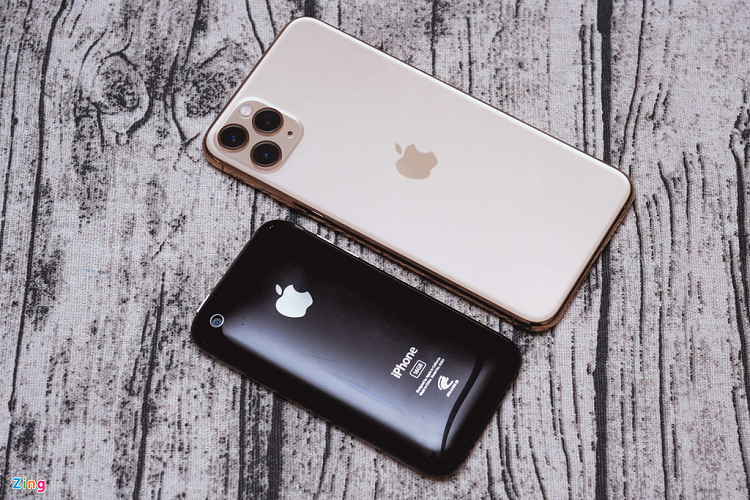 Mặt lưng của iPhone 3GS được làm từ nhựa bóng. Chất liệu này "lên hình" rất long lanh. Thực tế, dù giữ gìn rất kỹ nhưng chỉ sau vài tháng, máy của tôi đã chằng chịt vết xước. Trong khi đó, mặt lưng của iPhone 11 Pro Max được giới thiệu là ít xước hơn. Đồng thời, kính mờ cũng giúp máy ít bám vân tay.