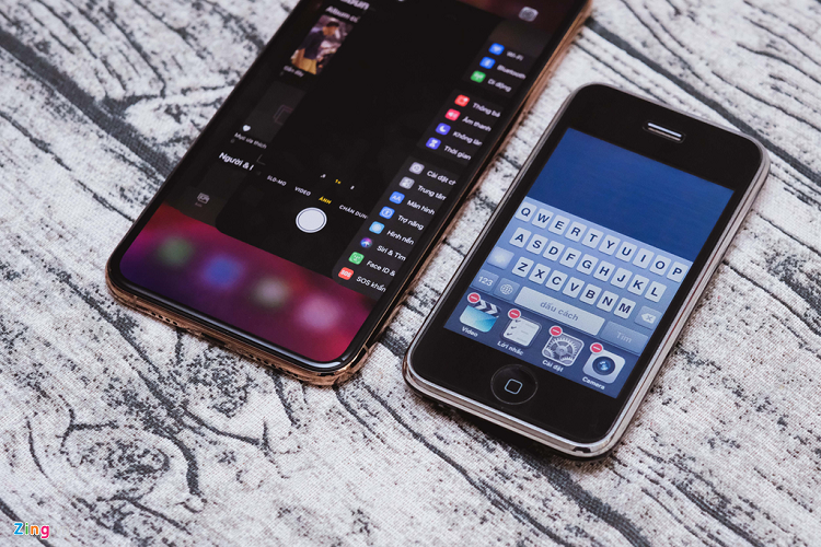 Từ lúc iPhone X xuất hiện, phím home trên smartphone Apple đã dần bị lãng quên. Khi sử dụng iPhone 3GS, tôi từng nhớ mình phải đắn đo ra sao khi nhấn nút này bởi nó rất dễ hỏng. Muốn mở đa nhiệm, tôi phải ấn nhanh 2 lần nút home. Tiếng "cụp, cụp" khiến tôi rất xót. Thế nhưng, trên iPhone 11 Pro Max lại khác. Các thao tác đa nhiệm đều được điều khiển bằng vuốt và chạm. Sau 10 năm, thói quen sử dụng smartphone Apple đã thay đổi từ một phím bấm sang không có phím nào.
