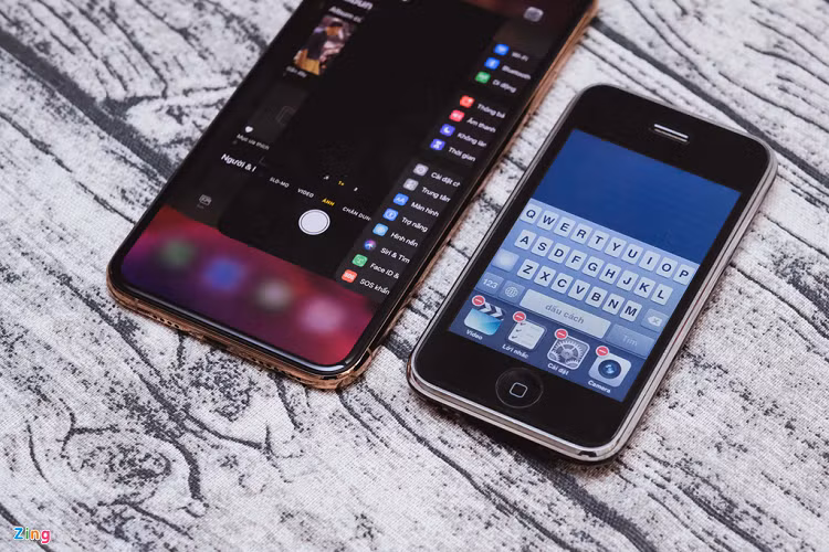 Từ lúc iPhone X xuất hiện, phím home trên smartphone Apple đã dần bị lãng quên. Khi sử dụng iPhone 3GS, tôi từng nhớ mình phải đắn đo ra sao khi nhấn nút này bởi nó rất dễ hỏng. Muốn mở đa nhiệm, tôi phải ấn nhanh 2 lần nút home. Tiếng "cụp, cụp" khiến tôi rất xót. Thế nhưng, trên iPhone 11 Pro Max lại khác. Các thao tác đa nhiệm đều được điều khiển bằng vuốt và chạm. Sau 10 năm, thói quen sử dụng smartphone Apple đã thay đổi từ một phím bấm sang không có phím nào.