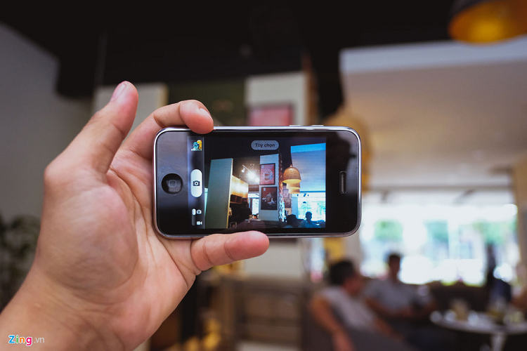 Giao diện camera của iPhone 3GS đơn giản thuần khiết. Máy chỉ có hai tính năng là chụp ảnh và quay phim. Tùy chọn duy nhất là lưới bố cục. Chưa nói đến màu ảnh, trải nghiệm chụp bấm cũng gợi cho tôi nhiều cảm xúc. Âm thanh lúc bấm chụp, hiệu ứng khẩu độ khép lại và tốc độ phản hồi khá nhanh là những đặc trưng của iPhone cách đây 10 năm.